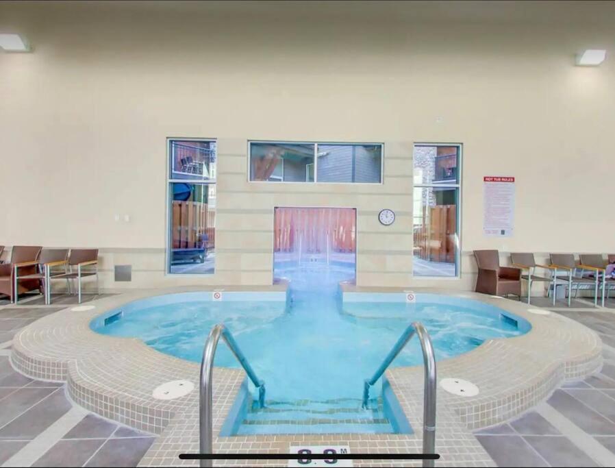 Cozy One Bedroom Condo With Indoor Pool And Hottub Canmore Ngoại thất bức ảnh